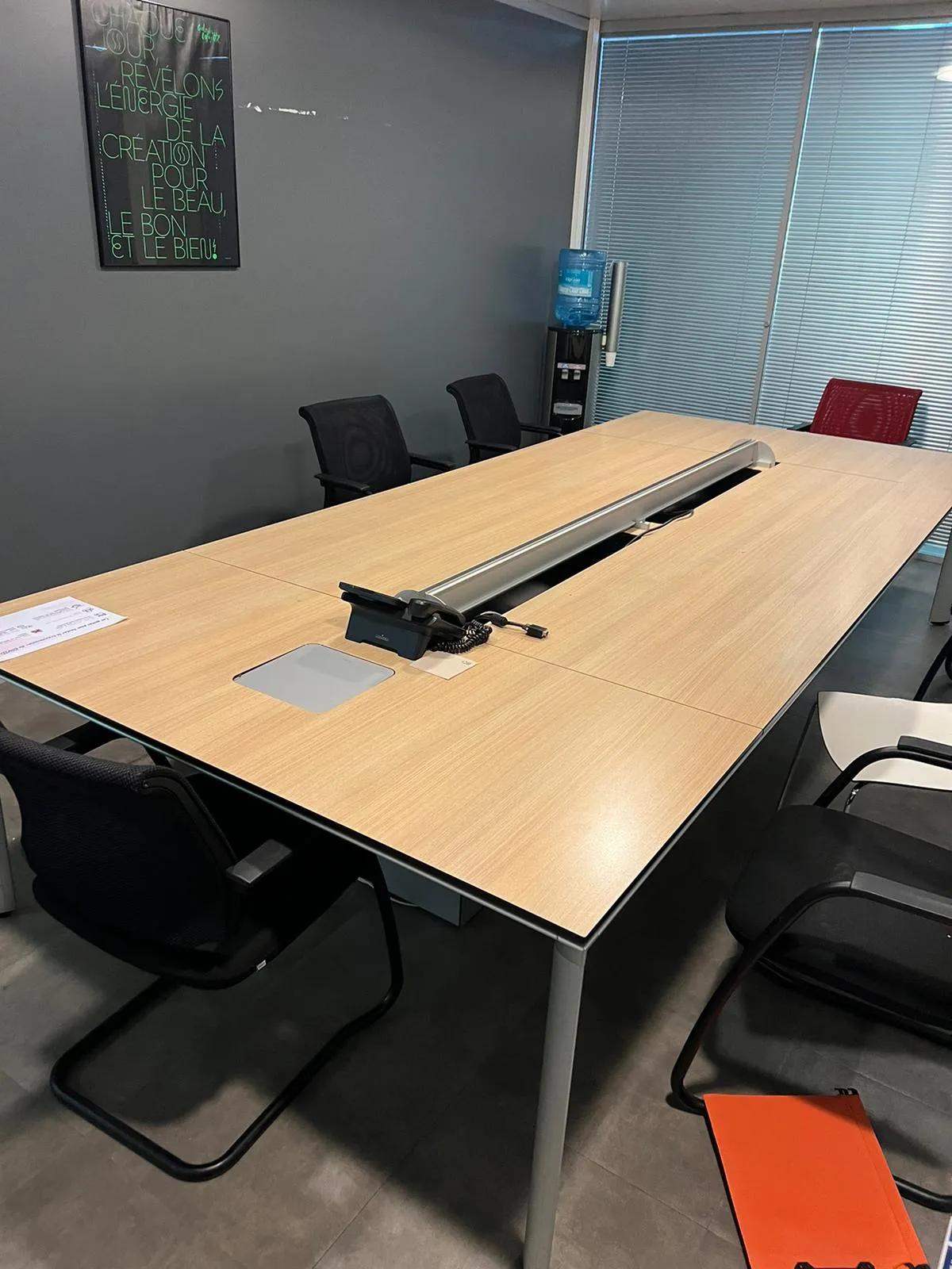 Bureaux aménagés avec du mobilier d'occasion